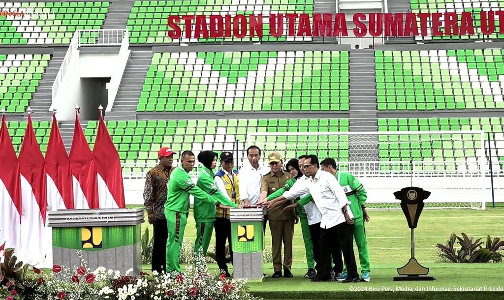 Presiden Joko Widodo meresmikan Stadion Utama Sumatera Utara di Kabupaten Deli Serdang, Selasa (15/10/2024).