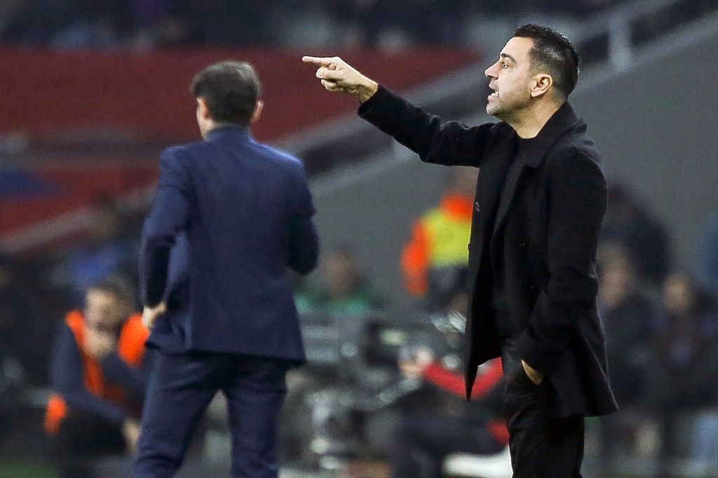 Pelatih Barcelona Xavi Hernandez memberikan arahan kepada para pemainnya saat laga lawan Villarreal, Minggu (28/1/2024) dini hari WIB. 