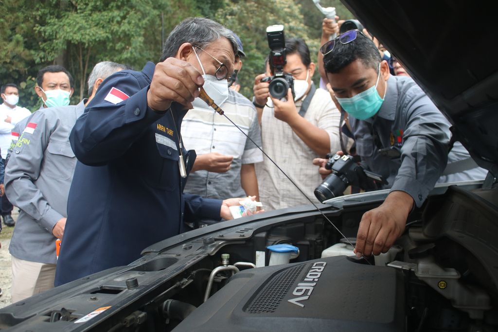 Menteri Energi dan Sumber Daya Mineral Arifin Tasrif mengecek kendaraan yang telah menggunakan bahan bakar B40 di Pos Pengamatan Gunung Api Tangkuban Parahu, Lembang, Kabupaten Bandung Barat, Jawa Barat, Selasa (1/11/2022).