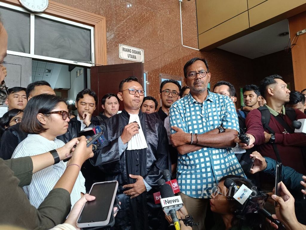 Aktivis hak asasi manusia dan demokrasi Haris Azhar (kanan) dan Fatia Maulidiyanti (kiri) didampingi oleh kuasa hukumnya, Muhammad Isnur (tengah), memberikan keterangan kepada wartawan seusai pembacaan putusan di Pengadilan Negeri Jakarta Timur, Senin (8/1/2024).