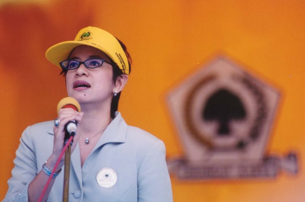 Nurul Arifin, salah seorang fungsionaris Partai Golkar memberikan sambutan saat apel Kesatuan Perempuan Partai Golkar (KPPG) Jawa Timur, di Simpang Balap, Jalan Besar Ijen, Malang, Senin (6/9/2004).