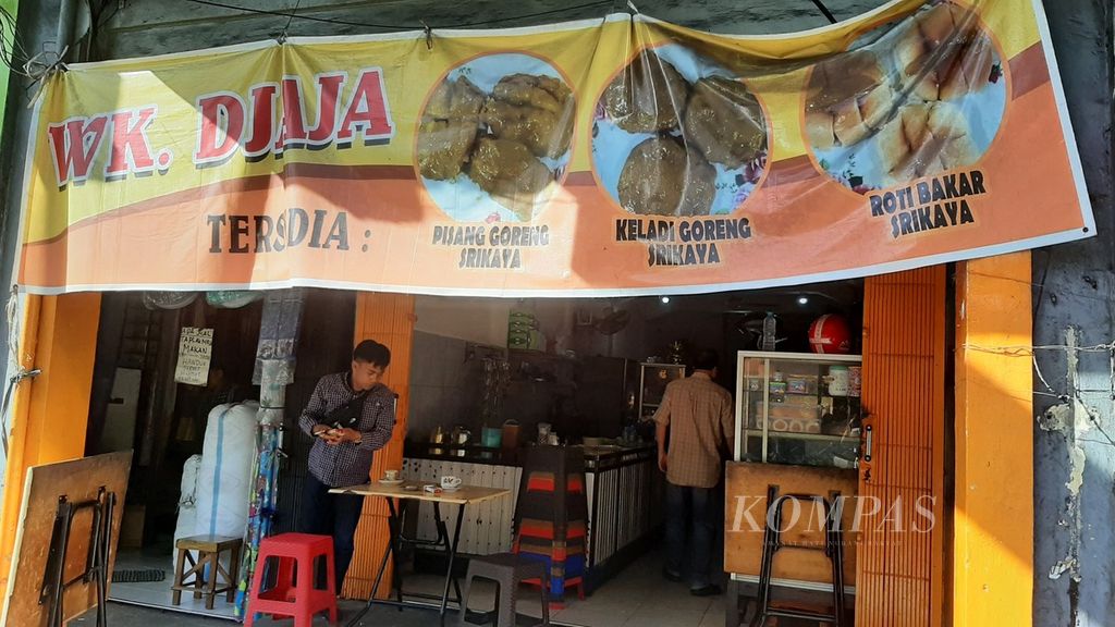 Salah satu warung kopi di Jalan Tanjungpura, Pontianak, Kalimantan Barat, Jumat (16/6/2023). Warung kopi tersebut berdiri sejak 1935 dan disebut-sebut sebagai warung kopi tertua di Pontianak.