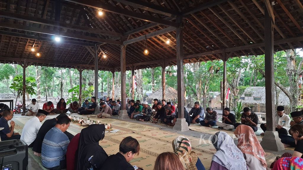 Suasana doa bersama di Kampung Mahoni, Desa Hargobinangun, Kabupaten Sleman, Daerah Istimewa Yogyakarta, Selasa (19/12/2023) sore. Warga mendoakan agar hajatan Pemilu 2024 berjalan lancar dan damai.