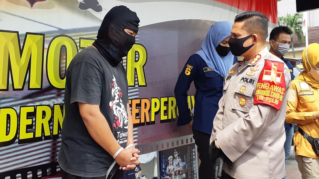 Kepala Kepolisian Resor Metro Depok Komisaris Besar Aziz Andriansyah berbincang kepada SM (45), pelaku kekerasan seksual terhadap anak di bawah umur, Senin (15/6/2020).