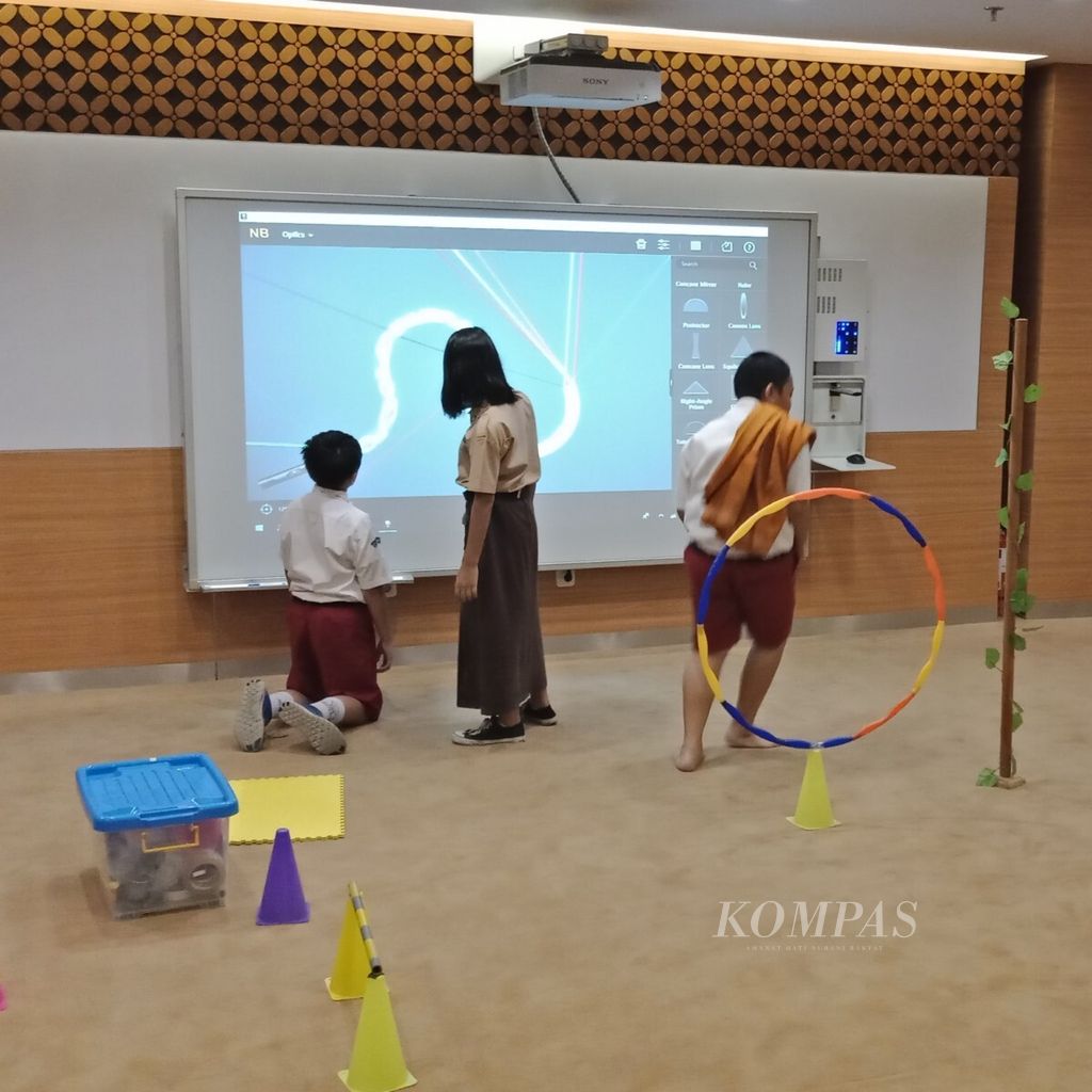 Sejumlah siswa.di Jakarta menikmati pembelajaran digital di PGRI Smart Learning Center.