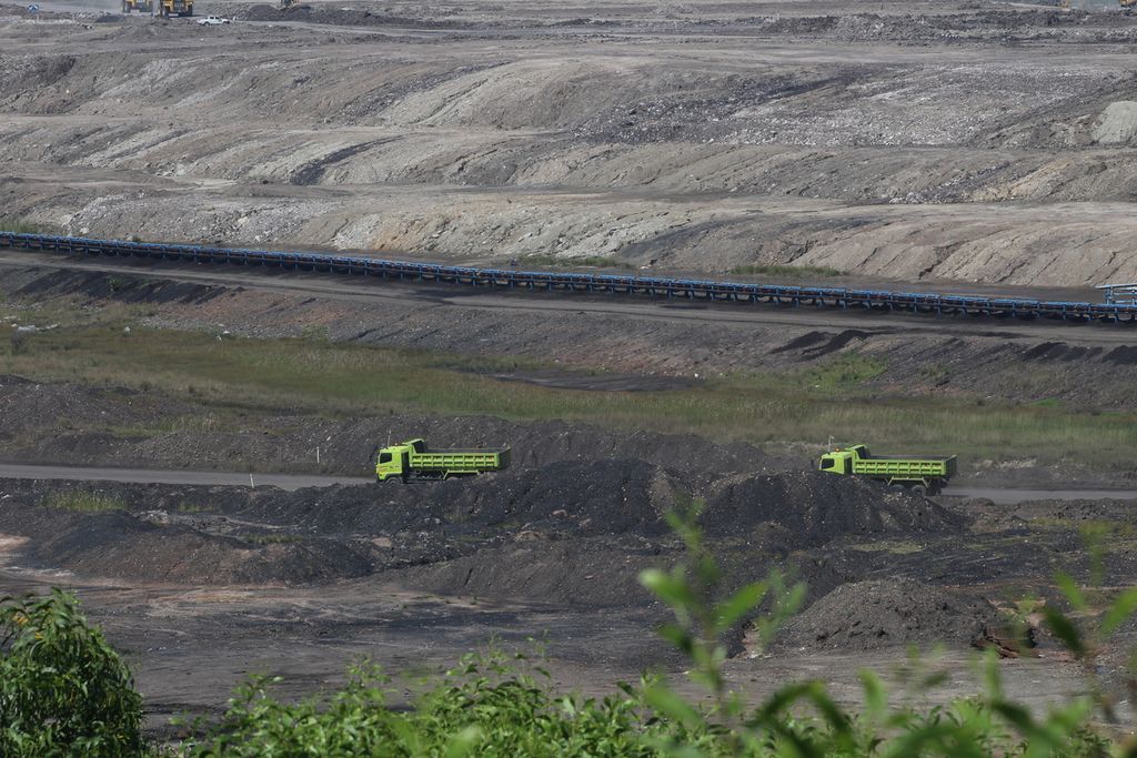 Dua truk sedang melintas di kawasan Izin Usaha Pertambangan Airlaya di PT Bukit Asam, Kabupaten Muara Enim, Sumatera Selatan, Selasa (16/11/2021). Perusahaan ini menargetkan produksi batubara hingga 30 juta ton hingga akhir tahun 2021.
