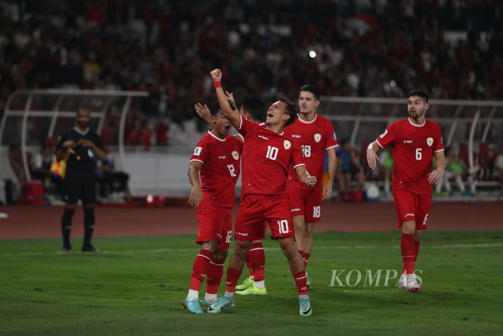 Pemain Timnas Indonesia, Egy Maulana Vikri (tengah), melakukan selebrasi setelah mencetak gol ke gawang Vietnam pada kualifikasi Piala Dunia 2026 di Stadion Gelora Bung Karno, Jakarta, Kamis (21/3/2024). Indonesia mengalahkan Vietnam dengan skor tipis 1-0. 