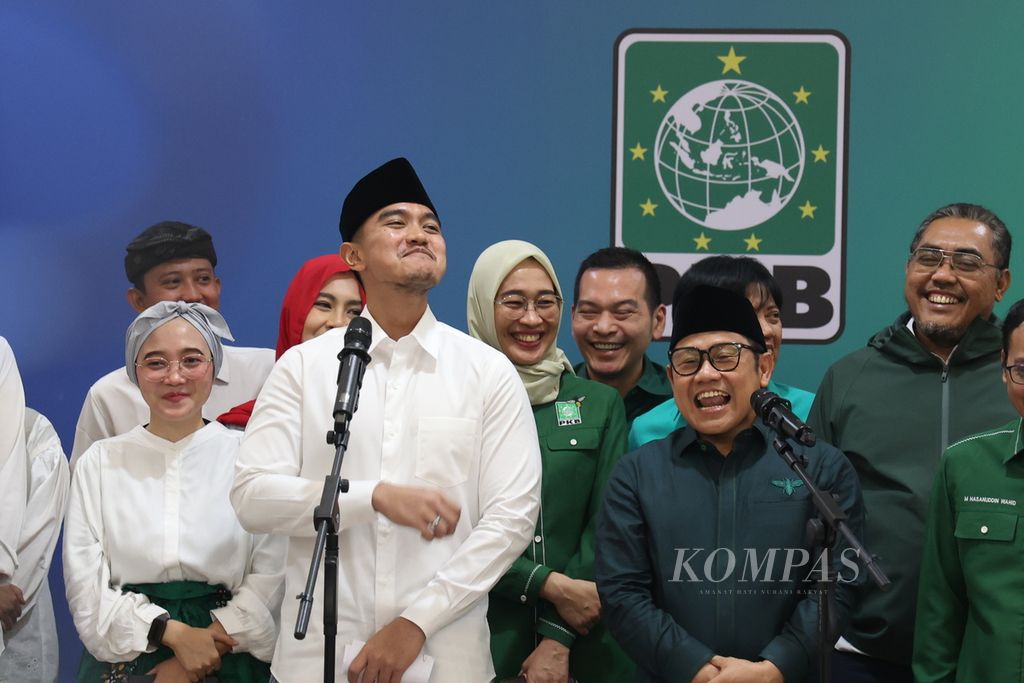 Ketua Umum Partai Solidaritas Indonesia Kaesang Pangarep seusai bertemu Ketua Umum Partai Kebangkitan Bangsa Muhaimin Iskandar di kantor DPP PKB, Jakarta, Selasa (6/8/2024). 