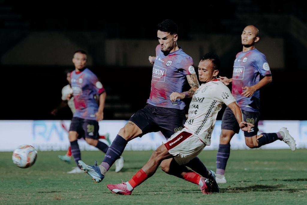 Pemain Bali United, Irfan Jaya (kanan), berupaya lolos dari kawalan pemain RANS Nusantara ketika Bali United dijamu RANS Nusantara di Stadion Sultan Agung, Bantul, DI Yogyakarta, Minggu (17/3/2024). 