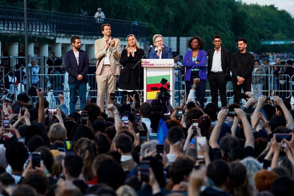 Pendiri partai sayap kiri La France Insoumise (LFI), Jean-Luc Melenchon (berdiri di podium), berpidato di depan pendukungnya menyusul pengumuman hasil awal pemilu legislatif putaran kedua di La Rotonde Stalingrad, Paris, Perancis, Minggu (7/7/2024). 