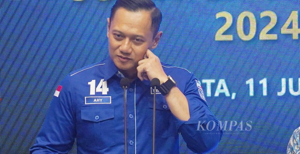 Ketua Umum Partai Demokrat Agus Harimurti Yudhoyono menjelang mulai pidato penyerahan surat rekomendasi pencalonan pasangan bakal calon gubernur dan wakil gubernur pada Pilkada 2024 untuk dua provinsi di DPP Partai Demokrat, Jakarta, Selasa (11/6/2024). 