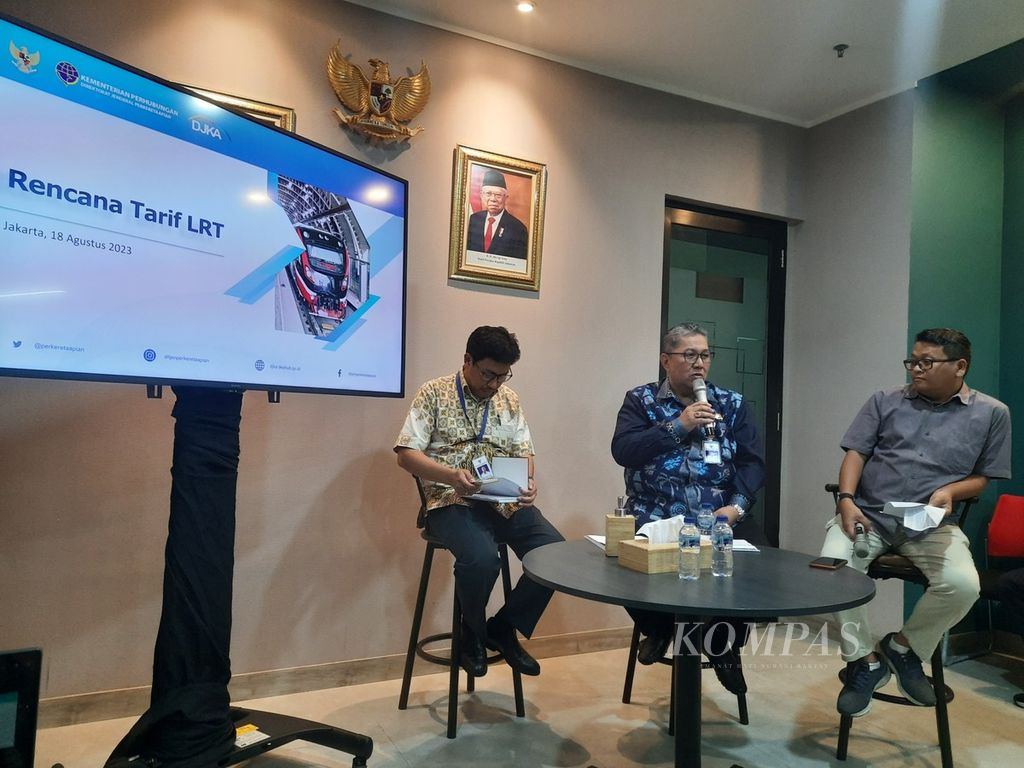 Direktur Jenderal Perkeretaapian Kementerian Perhubungan Risal Wasal menjelaskan rencana tarif LRT Jabodebek di Gedung Kementerian Perhubungan, Jakarta, Jumat (18/8/2023). 