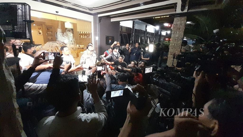 Kepala Divisi Humas Polri Irjen Dedi Prasetyo menyampaikan perkembangan proses hukum kasus tragedi Kanjuruhan di Mako Polres Malang, Jawa Timur, Senin (3/10/2022) petang.