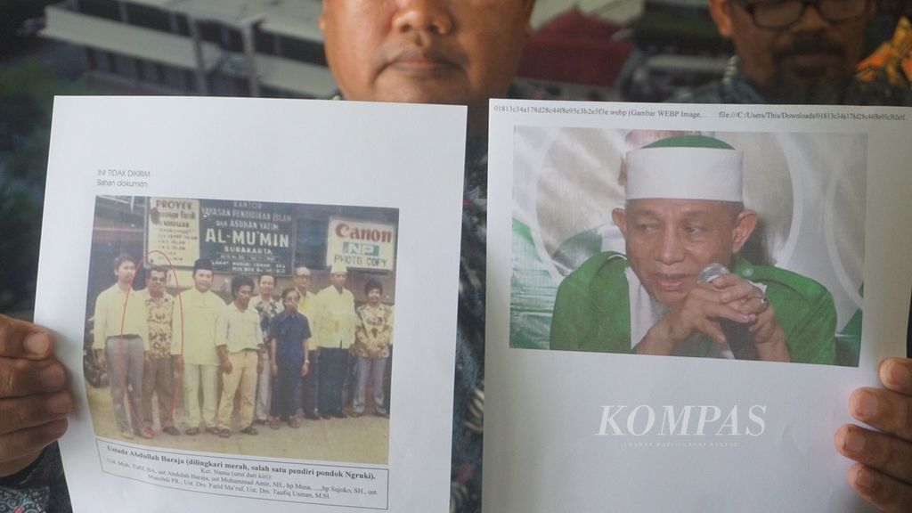 Foto wajah Abdul Qadir Hasan Baraja (kanan) dibandingkan dengan foto pendiri Pondok Pesantren Islam Al Mukmin Ngruki, Abdullah Baraja (kiri), di Pondok Pesantren Islam Al Mukmin Ngruki, Kabupaten Sukoharjo, Jawa Tengah, Rabu (8/6/2022). Keduanya merupakan sosok yang berbeda. Abdullah Baraja sudah meninggal sejak 2007. 
