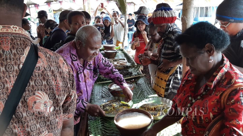 Festival Makan Papeda di Kampung Abar, Kabupaten Jayapura, Papua, Minggu (30/9/2018).
