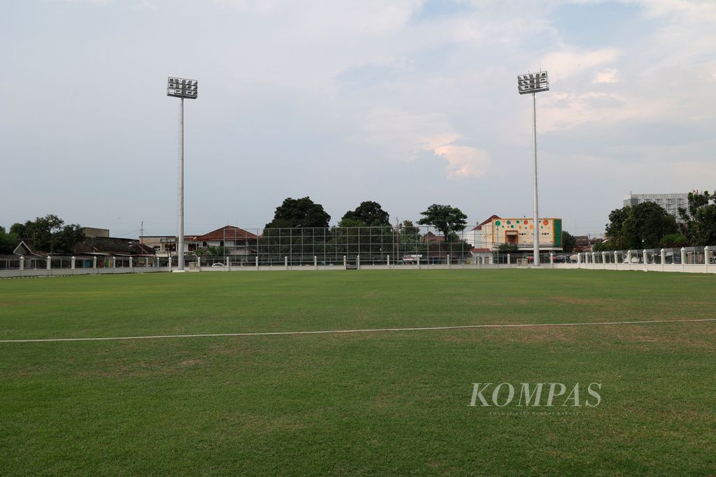 Fasilitas lapangan yang akan digunakan untuk latihan tim peserta Piala Dunia U-20 di Lapangan Latihan Sriwaru, Kota Surakarta, Jawa Tengah, Senin (20/3/2023). Tiga lapangan di Kota Surakarta akan digunakan sebagai tempat latihan tim Piala Dunia U-20. 