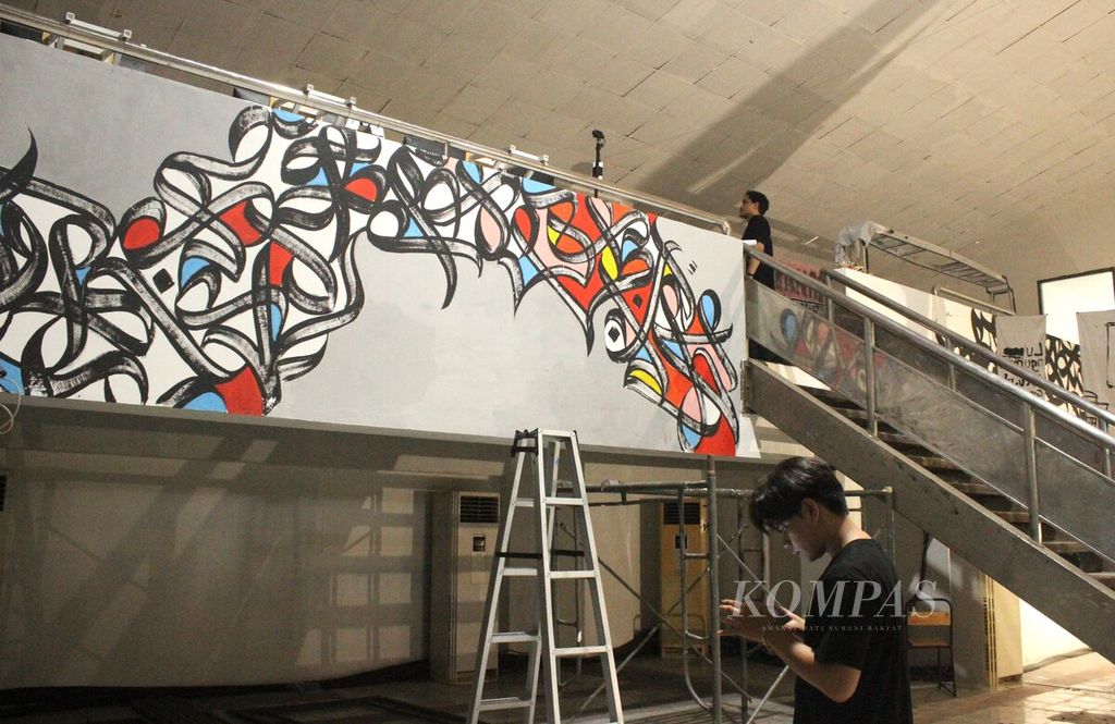 Seorang seniman melukis mural di Gedung Perum Produksi Film Negara, Jakarta, Kamis (19/10/2023). Gedung ini akan menjadi salah satu lokasi Pekan Kebudayaan Nasional 2023 yang berlangsung pada 20-29 Oktober.