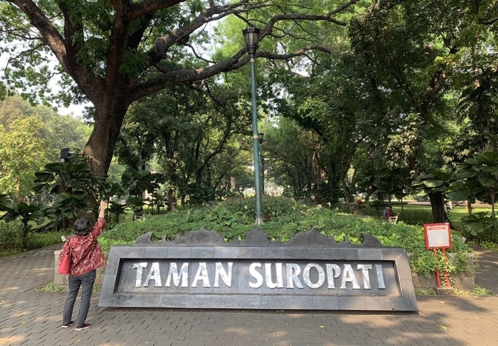 Pintu masuk Taman Suropati, Jakarta