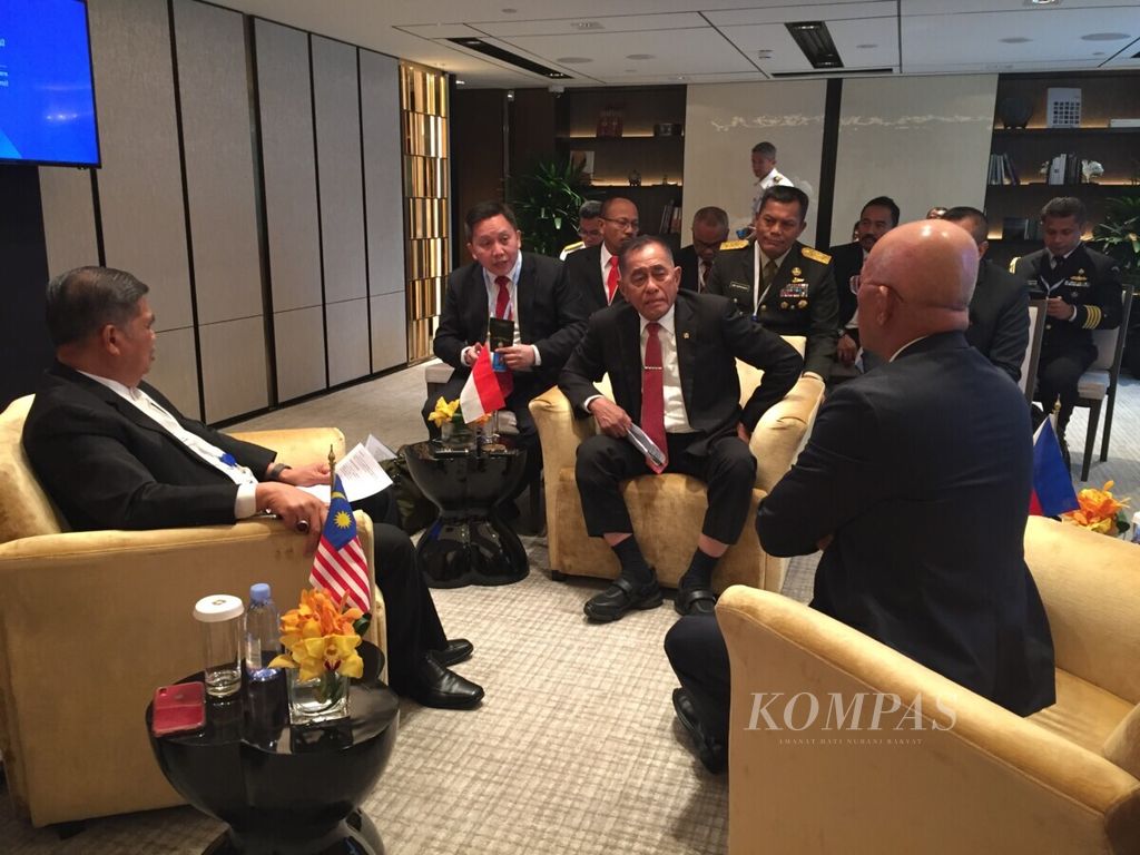 Menteri Pertahanan RI Ryamizard Ryacudu, Menteri Pertahanan Filipina Delfin Lorenzana dan Menteri Pertahanan Malaysia Mohamad Sabu di sela-sela Shangri-la Dialogue, Sabtu (1/6/2019) membahas operasi darat bersama. 