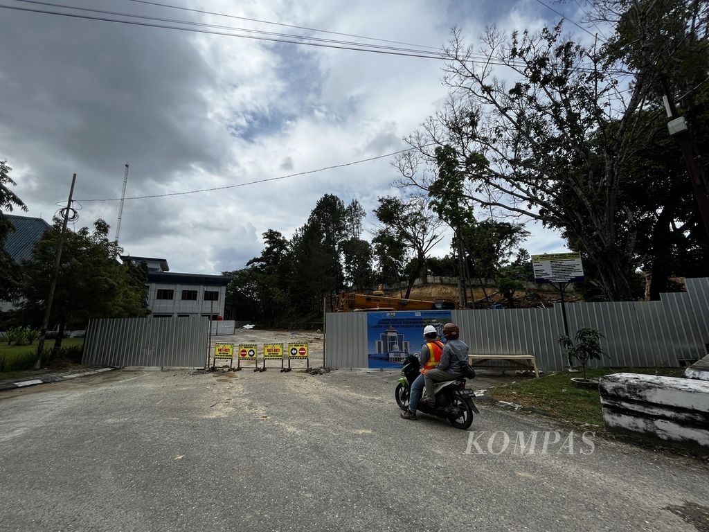 Sejumlah alat berat bekerja di lokasi pembangunan gedung baru Kantor Gubernur Sultra, di Kendari, Sulawesi Tenggara, Senin (12/9/2022). 