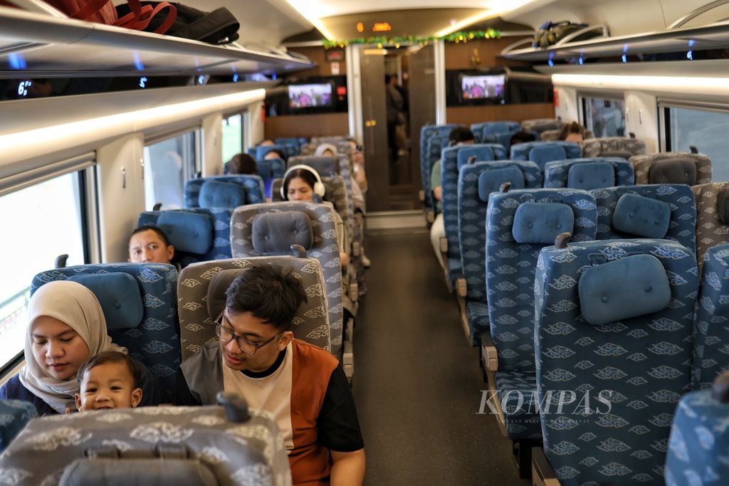 Warga menunggu kereta cepat berangkat di Stasiun Kereta Cepat Halim, Jakarta, Minggu (7/4/2024).