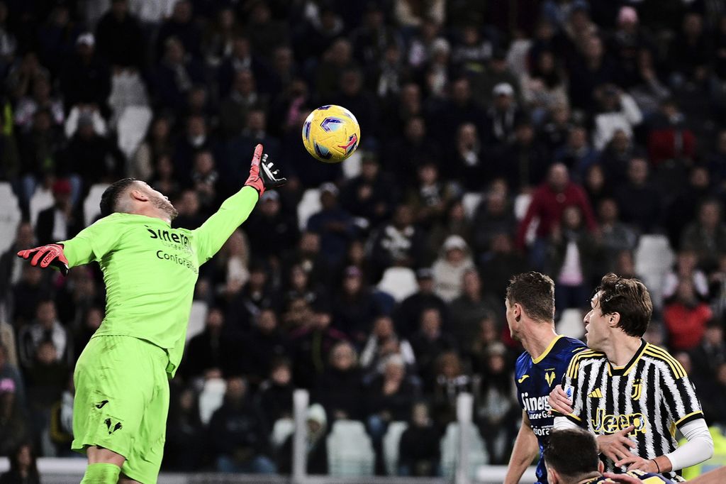 Penjaga gawang Verona, Lorenzeo Montipa, mencoba mengeblok bola pada pertandingan Liga Italia antara Juventus dan Verona di Stadion Arena Allianz, Turin, Italia, Minggu (29/10/2023) dini hari WIB. 