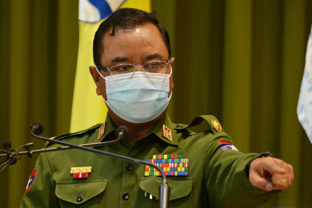Juru Bicara Militer Myanmar Brigadir Jenderal Zaw Min Tun memberikan keterangan saat jumpa media di Museum Dinas Pertahanan di Naypyidaw pada 26 Januari 2021. (Photo by Thet AUNG/AFP)