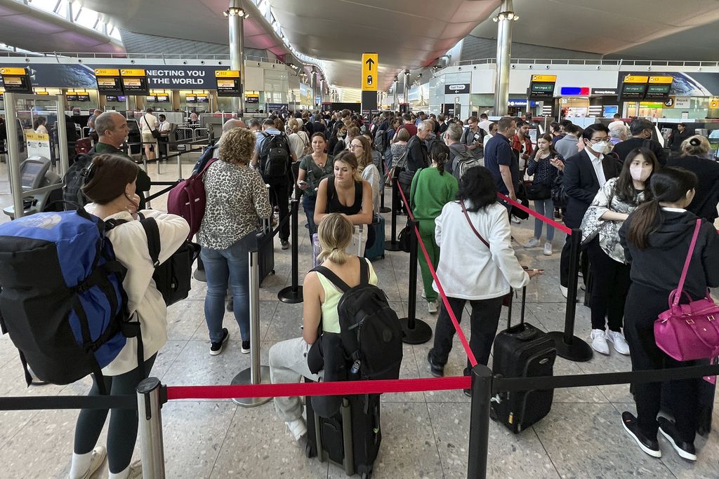 Calon penumpang mengalami antrean panjang di Bandara Heathrow di London, Inggris, Rabu (22/6/2022). Pihak bandara pada Senin (11/7/2022) menyatakan permohonan maaf kepada para penumpang atas sejumlah disrupsi akibat kurangnya tenaga kerja di bandara. 