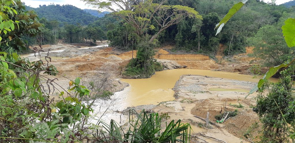 Kerusakan lingkungan akibat tambang emas liar di Desa Lubuk Bedorong, Limun, Sarolangun, Jambi, Rabu (17/11/2021).