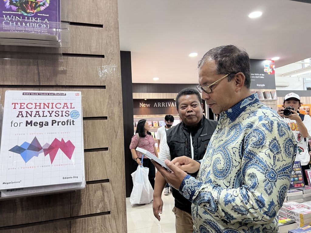 Wali Kota Makassar M Ramdhan Pomanto melihat buku yang dipajang di Toko Buku Gramedia Pettarani, Makassar, Sulawesi Selatan, Kamis (2/2/2023).