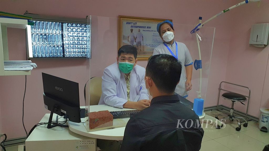 Pasien Rumah Sakit Umum Pusat Fatmawati, Jakarta, berkonsultasi dengan dokter spesialis ortopedi, Phedy, Maret 2023. 