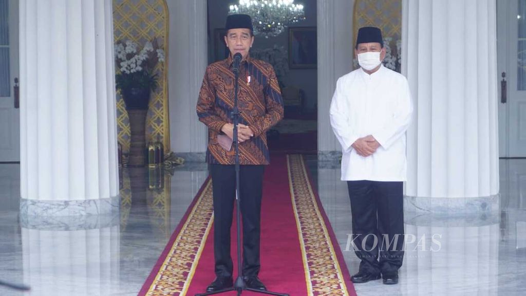 Presiden Joko Widodo (kiri) dan Menteri Pertahanan Prabowo Subianto usai keduanya saling bersilaturahmi di Gedung Agung Yogyakarta, DIY, Senin (2/5/2022). Pertemuan keduanya disebut hanya membahas hal-hal ringan. 
