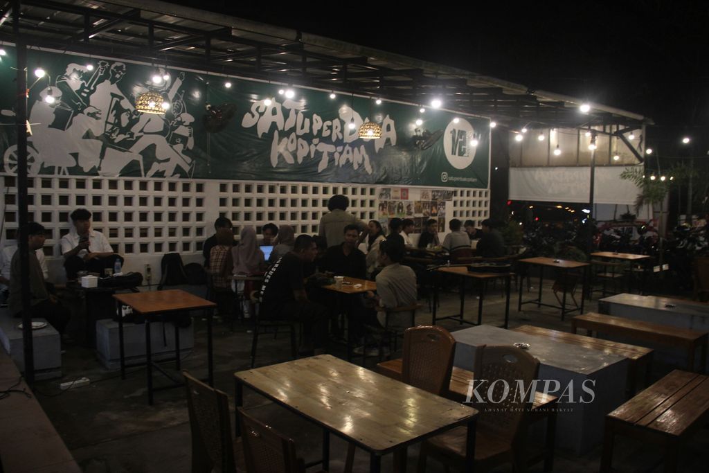 Suasana kedai kopi Satu Per Dua Kopitiam di Kota Pontianak, Kalimantan Barat, Rabu (14/8/2024) malam.