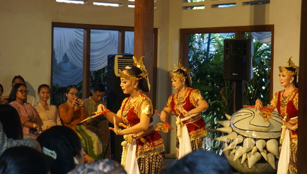 Kelompok tari dari Jaya Suprana School of Performing Arts menampilkan "Bedhayan Bumi Pertiwi" dalam Festival Bedhayan 2023 di Ohmm Stay, Kabupaten Sleman, Daerah Istimewa Yogyakarta, Minggu (14/5/2023). 