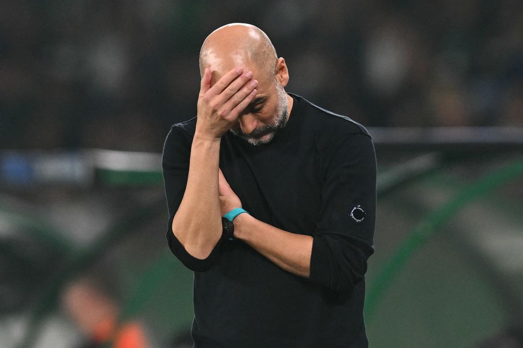 Ekspresi Manajer Manchester City Pep Guardiola pada satu momen laga Liga Champions Eropa melawan Sporting Lisbon, Rabu (6/11/2024), di Stadion Jose Alvalade. Ia tengah dipusingkan buruknya pertahanan dari situasi transisi serangan lawan. 