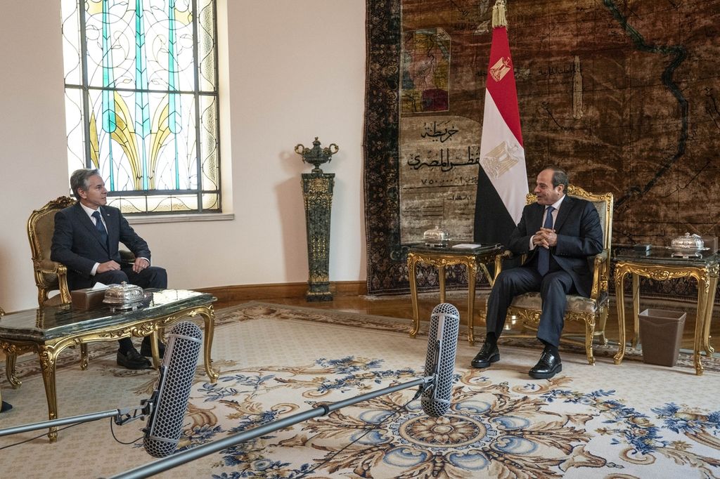Menteri Luar Negeri Amerika Serikat Antony Blinken (kiri) mendengarkan penyampaian Presiden Mesir Abdel Fattah el-Sisi saat keduanya bertemu di Kairo, Mesir, Minggu (15/10/2023). 