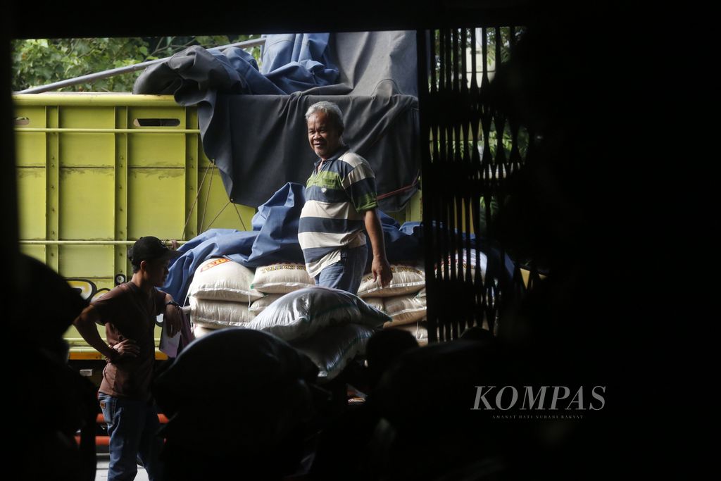 Buruh mengangkut beras yang telah dipesan pembeli di Pasar Induk Beras Cipinang, Jakarta, Senin (3/10/2022). Pemerintah melalui Perum Bulog menggenjot serapan gabah dan beras dari petani. Saat ini stok beras Bulog sebanyak 800 ribu ton dan ditargetkan mencapai 1,2 juta ton.