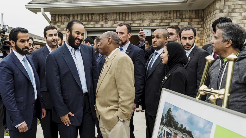 Putra Mahkota Arab Saudi, Pangeran Mohammed bin Salman (depan, kedua dari kiri), dan Wali Kota Houston Sylvester Turner (depan, tengah) berkunjung ke kantor organisasi nirlaba, Habitat for Humanity, di Houston, Negara Bagian Texas, Amerika Serikat, Sabtu (7/4/2018). 