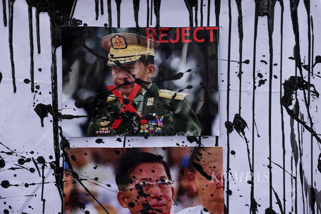 Sejumlah instalasi penolakan terhadap kudeta militer di Myanmar terpasang di Kantor YLBHI, Jakarta saat para pesepeda bersiap memulai acara ÓGowes for Democracy #ASEANrejectSACÓ, Sabtu (24/4/2021). Kegiatan ini digelar sebagai aksi solidaritas demi demokrasi di Myanmar sekaligus respon terhadap pelaksanaan ASEAN Summit yang mengundang pemimpin Junta Militer Myanmar. 