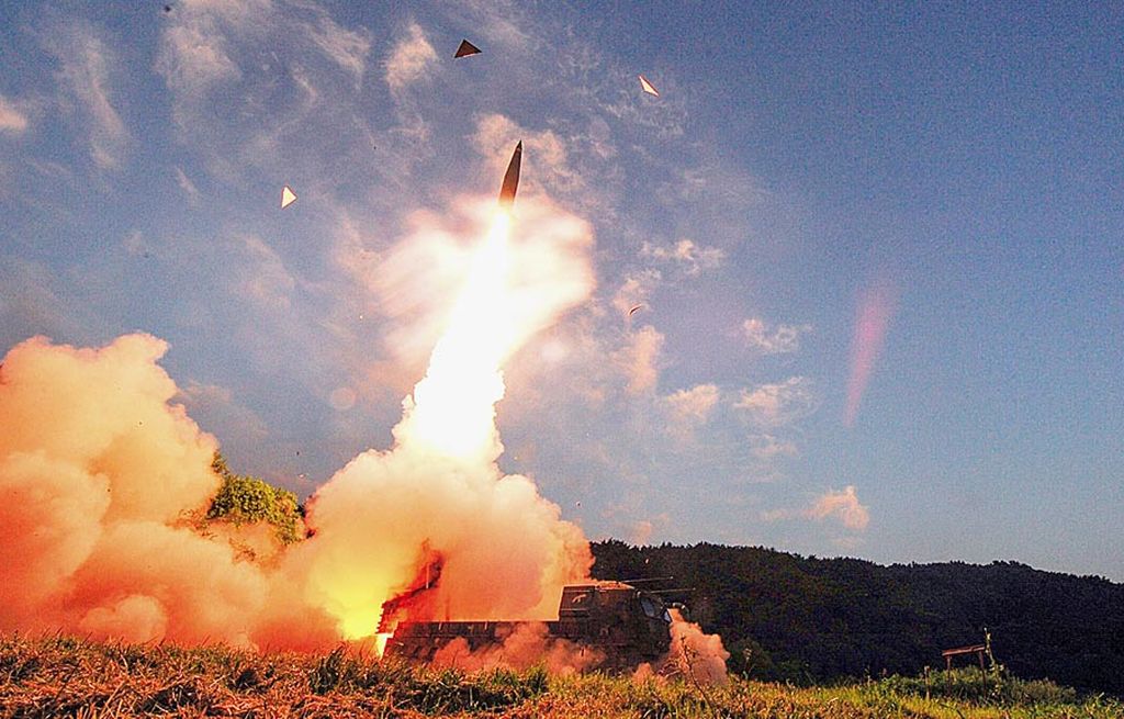 Foto  yang dipublikasikan  Kementerian Pertahanan Korea Selatan, Senin (4/9), ini memperlihatkan peluncuran rudal Hyunmu-2 ke Laut Timur atau Laut Jepang dari lokasi yang tidak disebutkan di pantai timur Korsel, dalam simulasi latihan serangan rudal ke situs pengembangan nuklir Korea Utara. Korsel meluncurkan rudal Hyunmu-2 sebagai respons atas uji coba nuklir Korut sehari sebelumnya. 