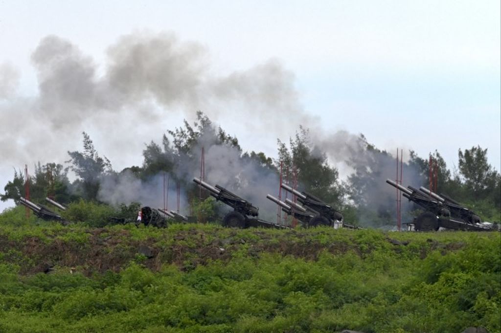 Tentara Taiwan menembakkan meriam artileri 155 mm selama latihan penembakan antipendaratan langsung di daerah Pingtung, Taiwan selatan, Selasa, 9 Agustus 2022.