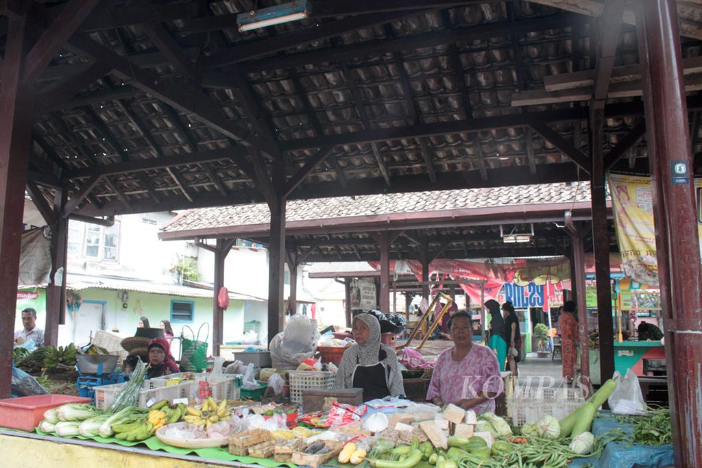 Pasar Kuno - Suasana pasar tradisional Talun di kawasan Kayutangan, Kota Malang, Jawa Timur, Kamis (24/3/2016). Pasar Talun merupakan salah satu pasar kuno di Kota Malang yang diduga sudah ada sejak tahun 1900-an. Sebagian besar kondisi pasar tersebut masih asli seperti semula. Pasar terdapat di balik pertokoan modern dan padat Kayutangan.