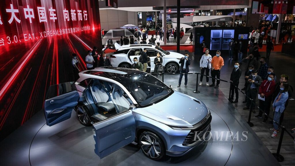 Mobil BYD EA1 Xdream tampil pada pameran otomotif Shanghai Auto Show ke-19 di Shanghai, China, Senin (19/4/2021). Pada 13 September 2023, Komisi Eropa mengumumkan sedang menyelidiki dugaan subsidi pada mobil-mobil listrik buatan China. 