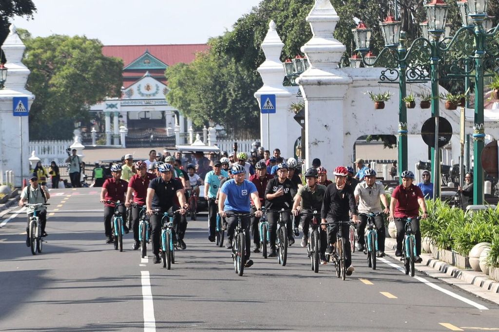 Presiden Joko Widodo bersepeda bersama Ketua Umum Partai Demokrat Agus Harimurti Yudhoyono di dekat Alun-alun Yogyakarta, Kota Yogyakarta, Minggu (28/1/2024).