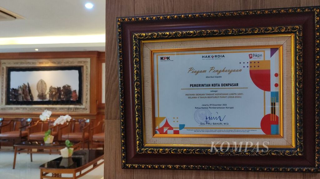 Piagam penghargaan kepada Pemkot Denpasar sebagai instansi dengan tingkat kepatuhan laporan harta kekayaan penyelenggara negara (LHKPN) 100 persen dari Komisi Pemberantasan Korupsi (KPK), yang dipasang di area lobi Kantor Wali Kota Denpasar, Bali.