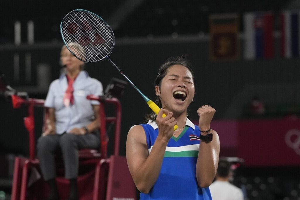 Tunggal putri Thailand Ratchanok Intanon merayakan suksesnya mengalahkan Gregoria Mariska Tunjung pada babak 16 besar tunggal putri Olimpiade Tokyo 2020 di Tokyo, Jepang, 29 Juli 2021. Namun, Langkah Ratchanok di Jerman Terbuka 2022 terhenti dan batal bertanding di perempat final karena terinfeksi Covid-19. 