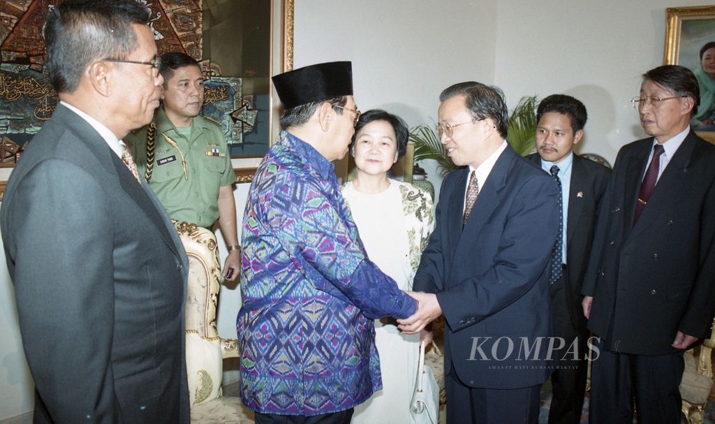 Partai Komunis China (PKC) dipimpin Dai Bingguo bertemu dengan Presiden RI sekaligus Ketua Dewan Syuro PKB, KH Abdurrahman Wahid, di Istana Merdeka, Jakarta, 20 September 2000. Kehadiran PKC di Indonesia atas undangan PKB.