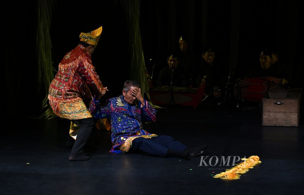 Guru Amat (79) sempat terjatuh saat membawakan kesenian ladon dalam pementasan Panggung Maestro di Teater Wahyu Sihombing, Taman Ismail Marzuki, Jakarta, Sabtu (9/3/2024). Guru Amat kemudian tetap melanjutkan pertunjukan hingga selesai.