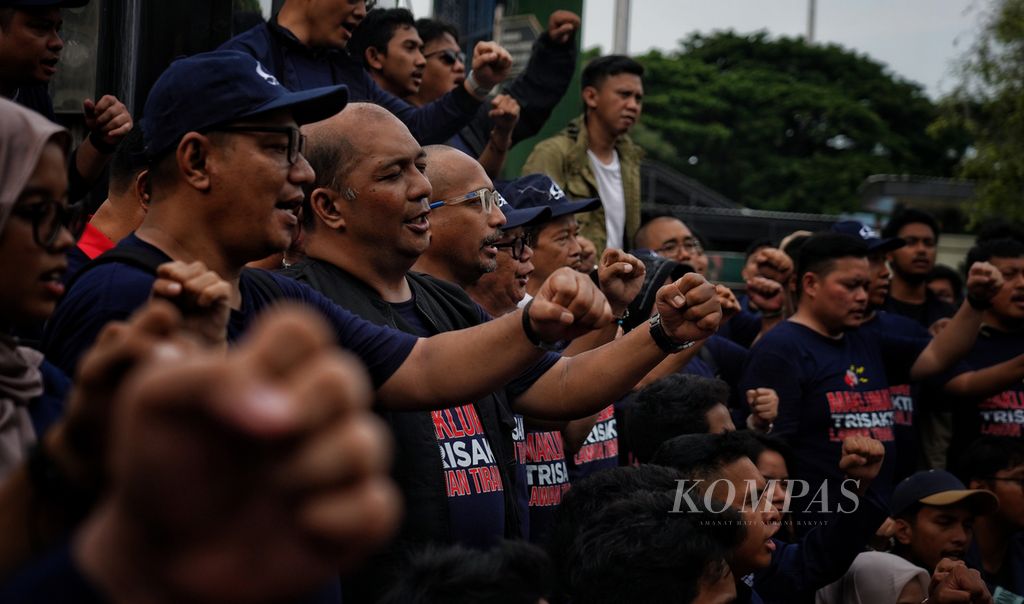Kepalan tangan kiri para mahasiswa, sivitas akademik, dan alumni Universitas Trisakti Jakarta ketika menggelar aksi Trisakti Bergerak di sekitar Tugu Reformasi di Jakarta, Jumat (9/2/2024).