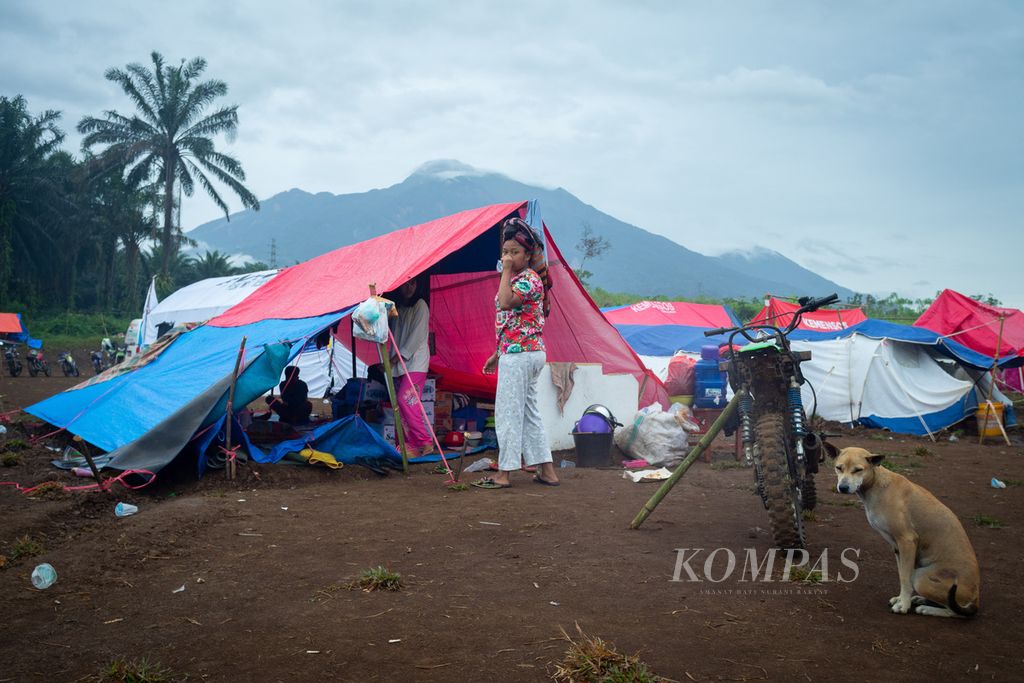 Suasana pengungsian korban terdampak gempa di Jorong Limpato, Nagari Kajai, Kecamatan Talamau, Pasaman Barat, Sumatera Barat, Kamis (3/4/2022).